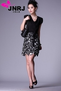 女装市场全攻略 品牌、批发价格、样品图片与库存尾货解析